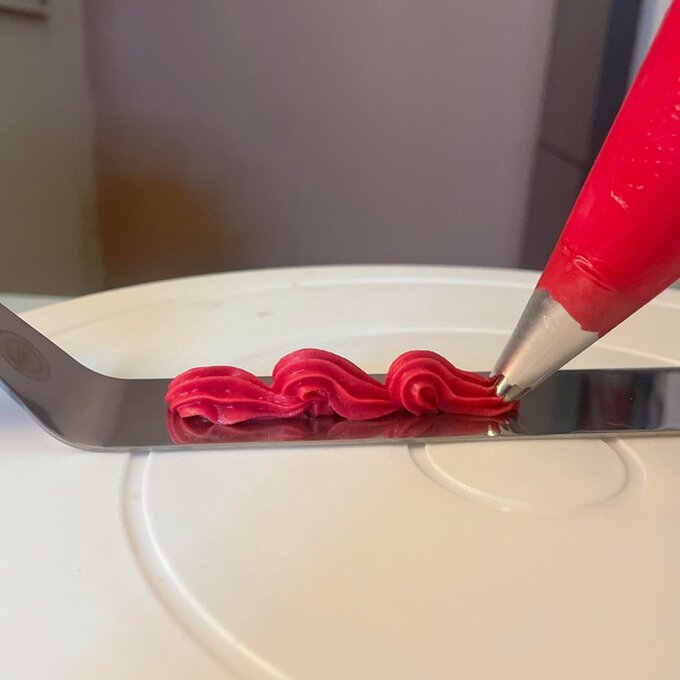 How to Make a Retro Heart Buttercream Cake Hobbycraft